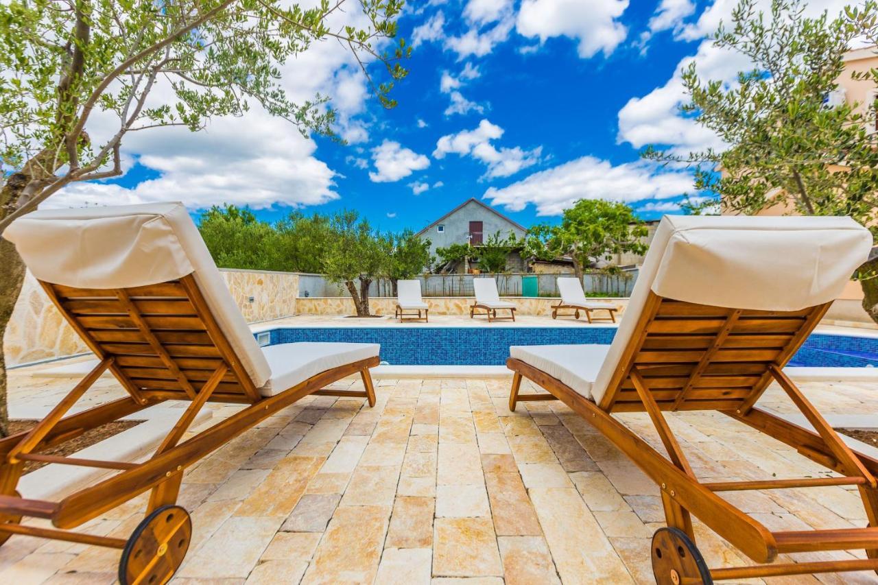 Villa Tina With Swimming Pool, Tennis Court, Games Room, Sauna, Gym, Bbq Policnik 外观 照片