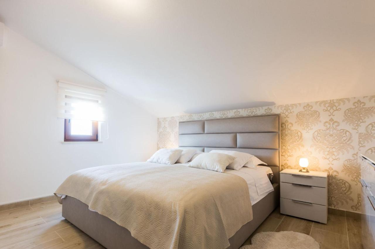 Villa Tina With Swimming Pool, Tennis Court, Games Room, Sauna, Gym, Bbq Policnik 外观 照片