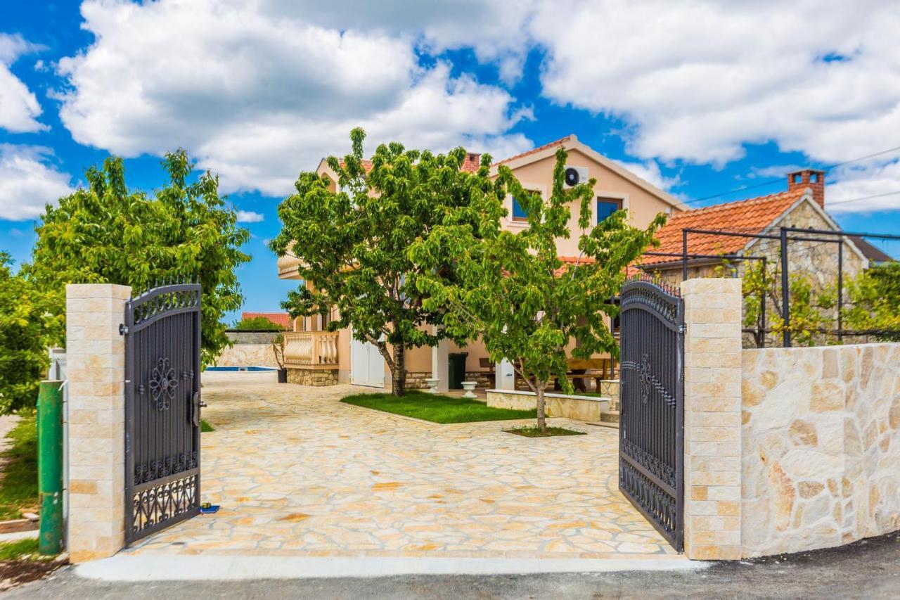 Villa Tina With Swimming Pool, Tennis Court, Games Room, Sauna, Gym, Bbq Policnik 外观 照片