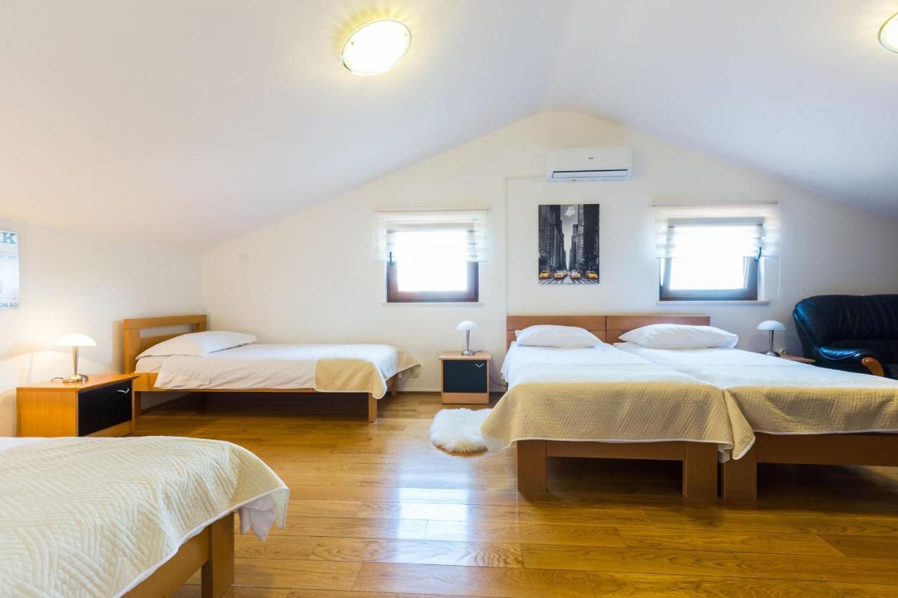 Villa Tina With Swimming Pool, Tennis Court, Games Room, Sauna, Gym, Bbq Policnik 外观 照片