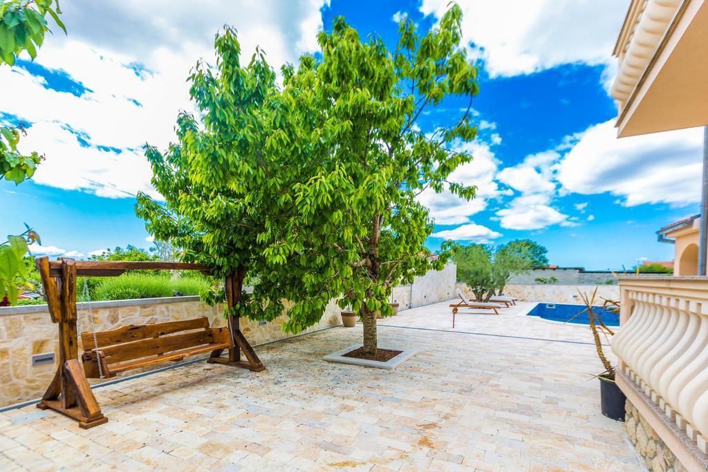 Villa Tina With Swimming Pool, Tennis Court, Games Room, Sauna, Gym, Bbq Policnik 外观 照片