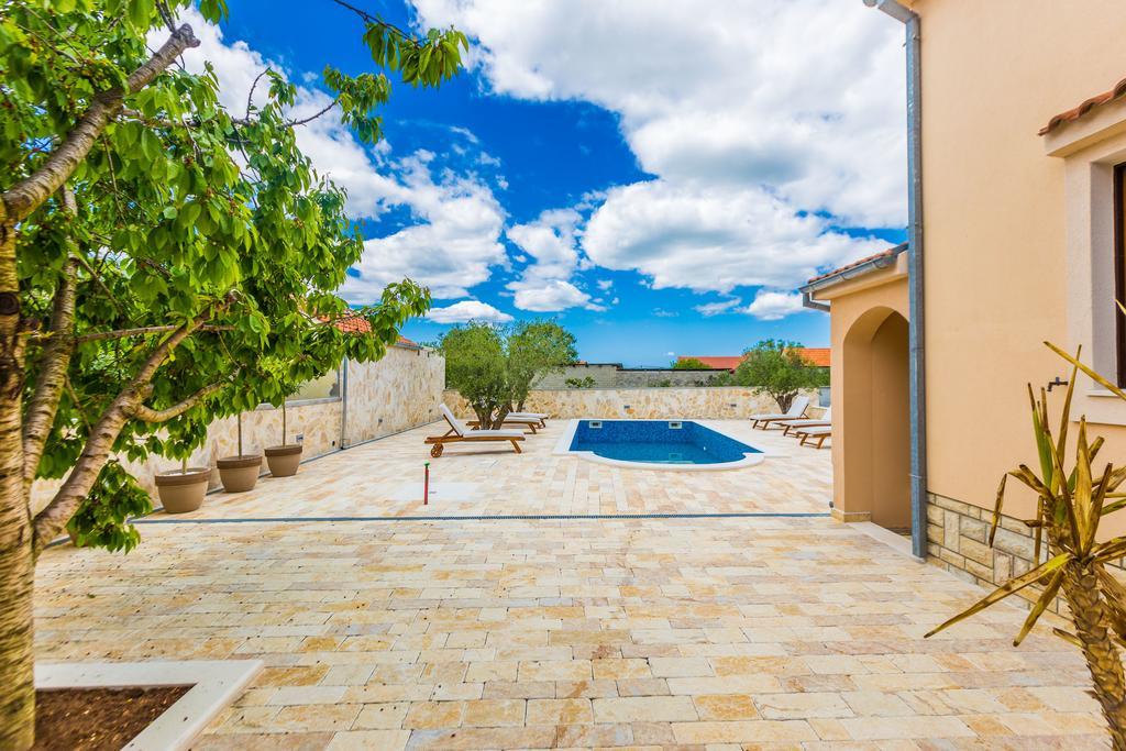 Villa Tina With Swimming Pool, Tennis Court, Games Room, Sauna, Gym, Bbq Policnik 外观 照片