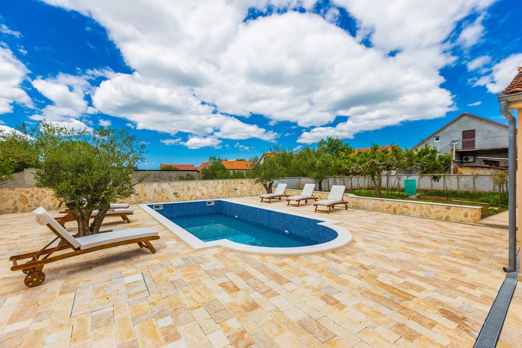 Villa Tina With Swimming Pool, Tennis Court, Games Room, Sauna, Gym, Bbq Policnik 外观 照片