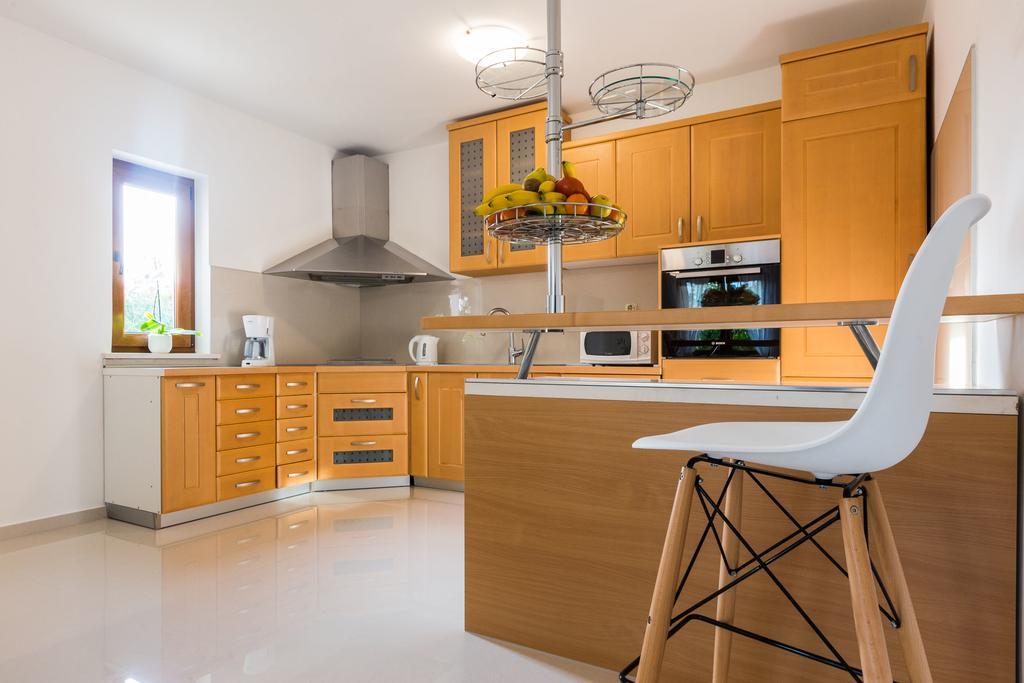 Villa Tina With Swimming Pool, Tennis Court, Games Room, Sauna, Gym, Bbq Policnik 外观 照片
