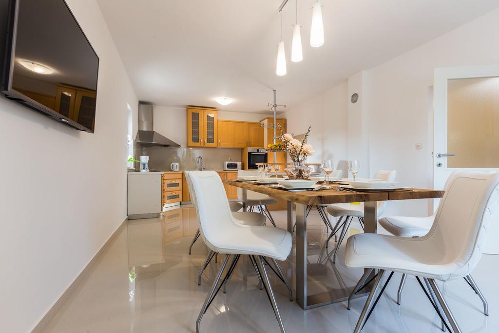 Villa Tina With Swimming Pool, Tennis Court, Games Room, Sauna, Gym, Bbq Policnik 外观 照片
