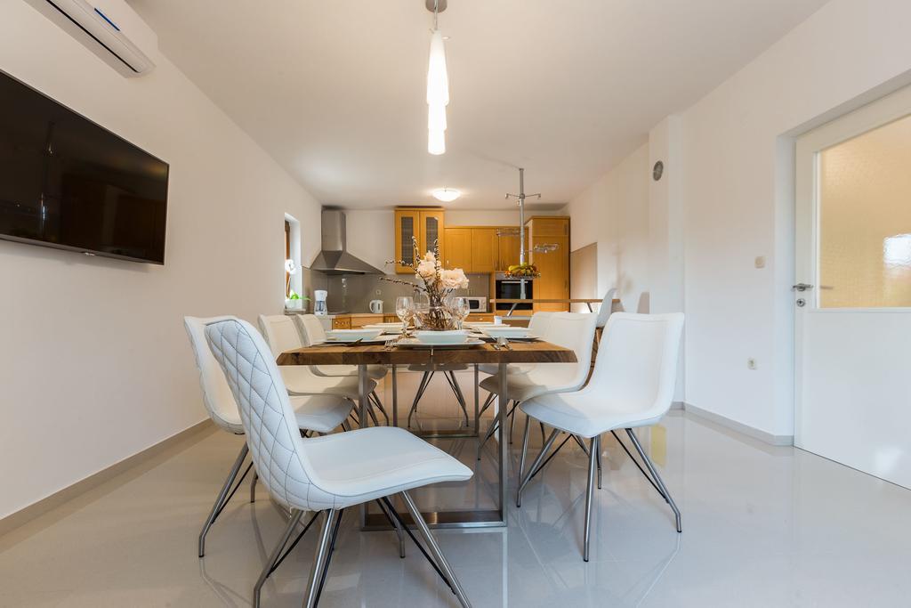 Villa Tina With Swimming Pool, Tennis Court, Games Room, Sauna, Gym, Bbq Policnik 外观 照片