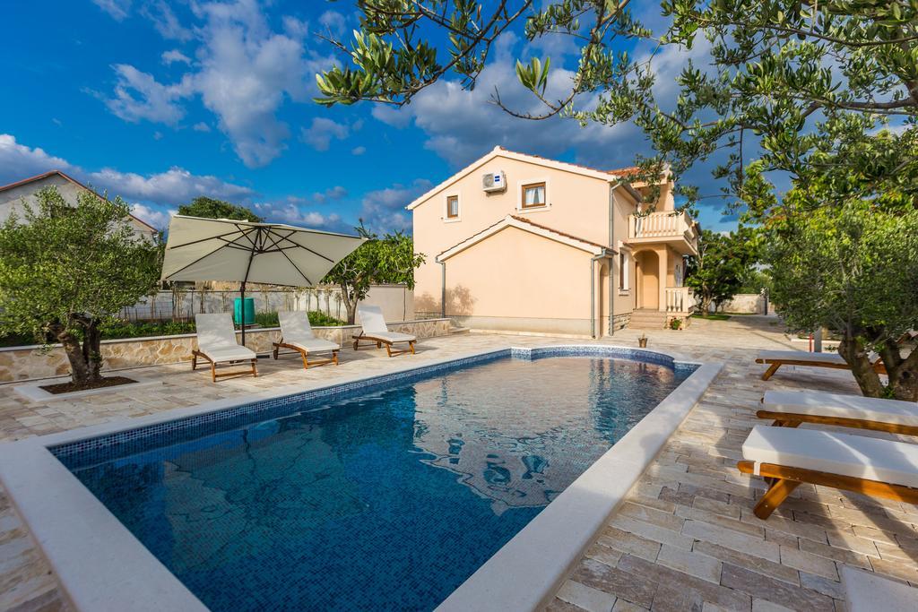 Villa Tina With Swimming Pool, Tennis Court, Games Room, Sauna, Gym, Bbq Policnik 外观 照片