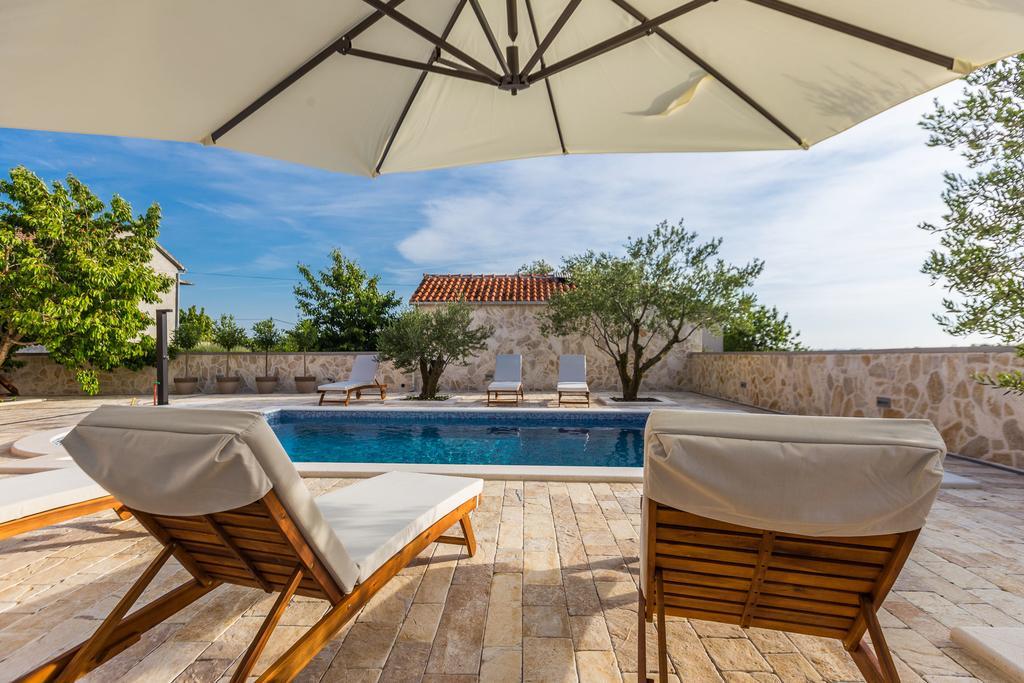 Villa Tina With Swimming Pool, Tennis Court, Games Room, Sauna, Gym, Bbq Policnik 外观 照片