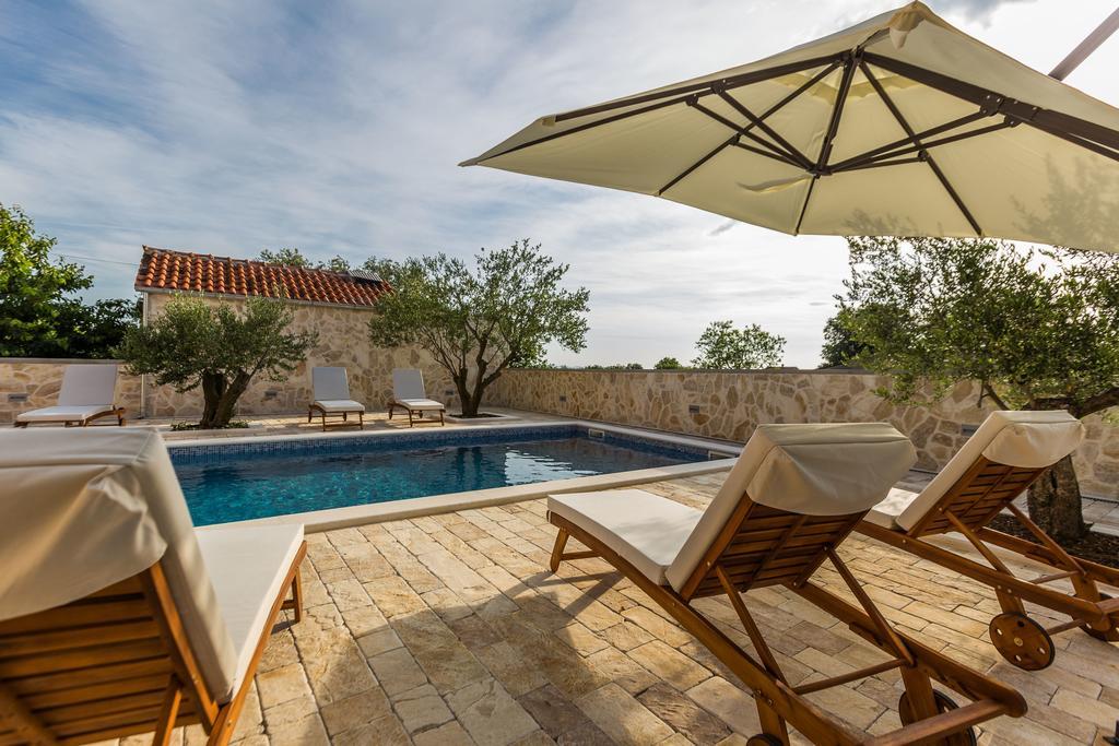 Villa Tina With Swimming Pool, Tennis Court, Games Room, Sauna, Gym, Bbq Policnik 外观 照片