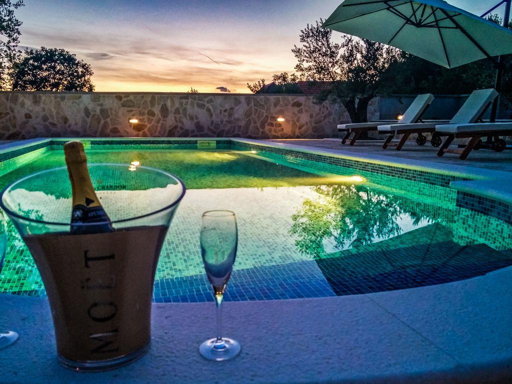 Villa Tina With Swimming Pool, Tennis Court, Games Room, Sauna, Gym, Bbq Policnik 外观 照片