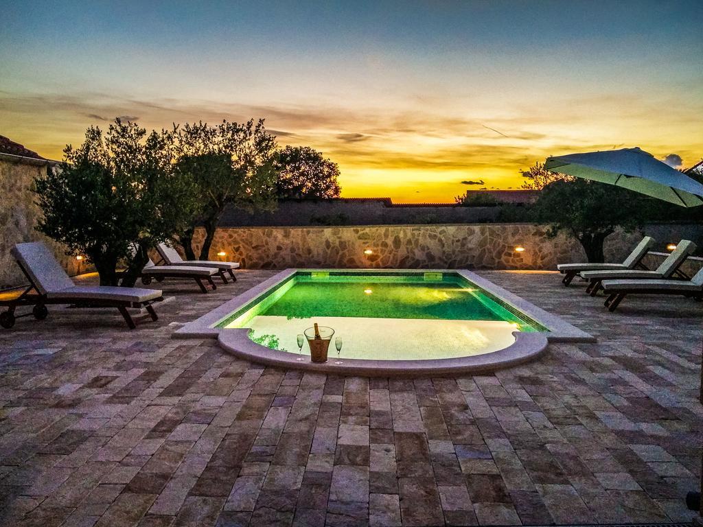 Villa Tina With Swimming Pool, Tennis Court, Games Room, Sauna, Gym, Bbq Policnik 外观 照片