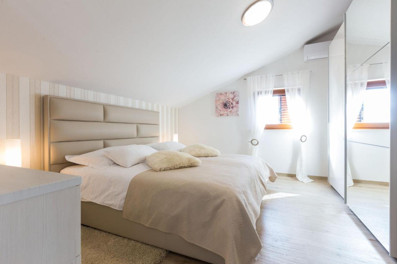 Villa Tina With Swimming Pool, Tennis Court, Games Room, Sauna, Gym, Bbq Policnik 外观 照片