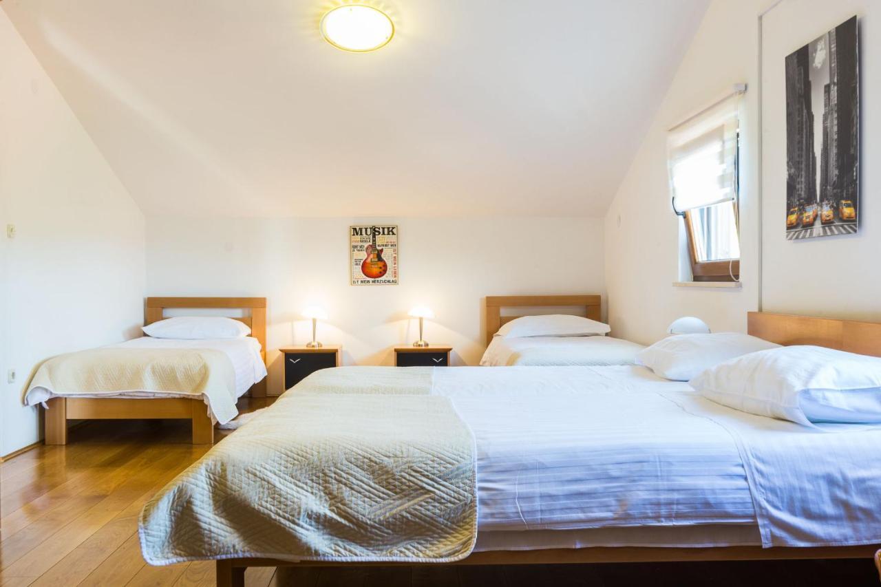 Villa Tina With Swimming Pool, Tennis Court, Games Room, Sauna, Gym, Bbq Policnik 外观 照片