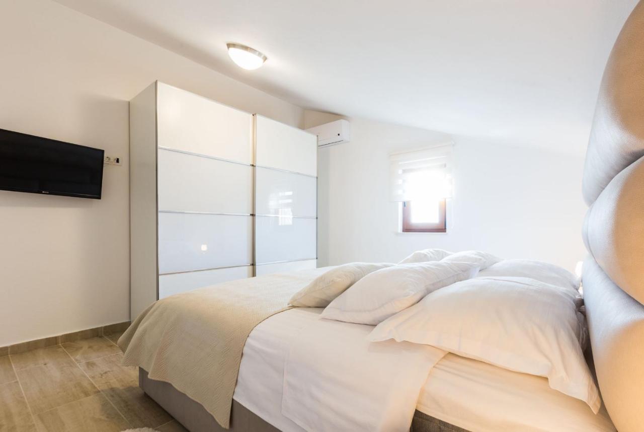 Villa Tina With Swimming Pool, Tennis Court, Games Room, Sauna, Gym, Bbq Policnik 外观 照片