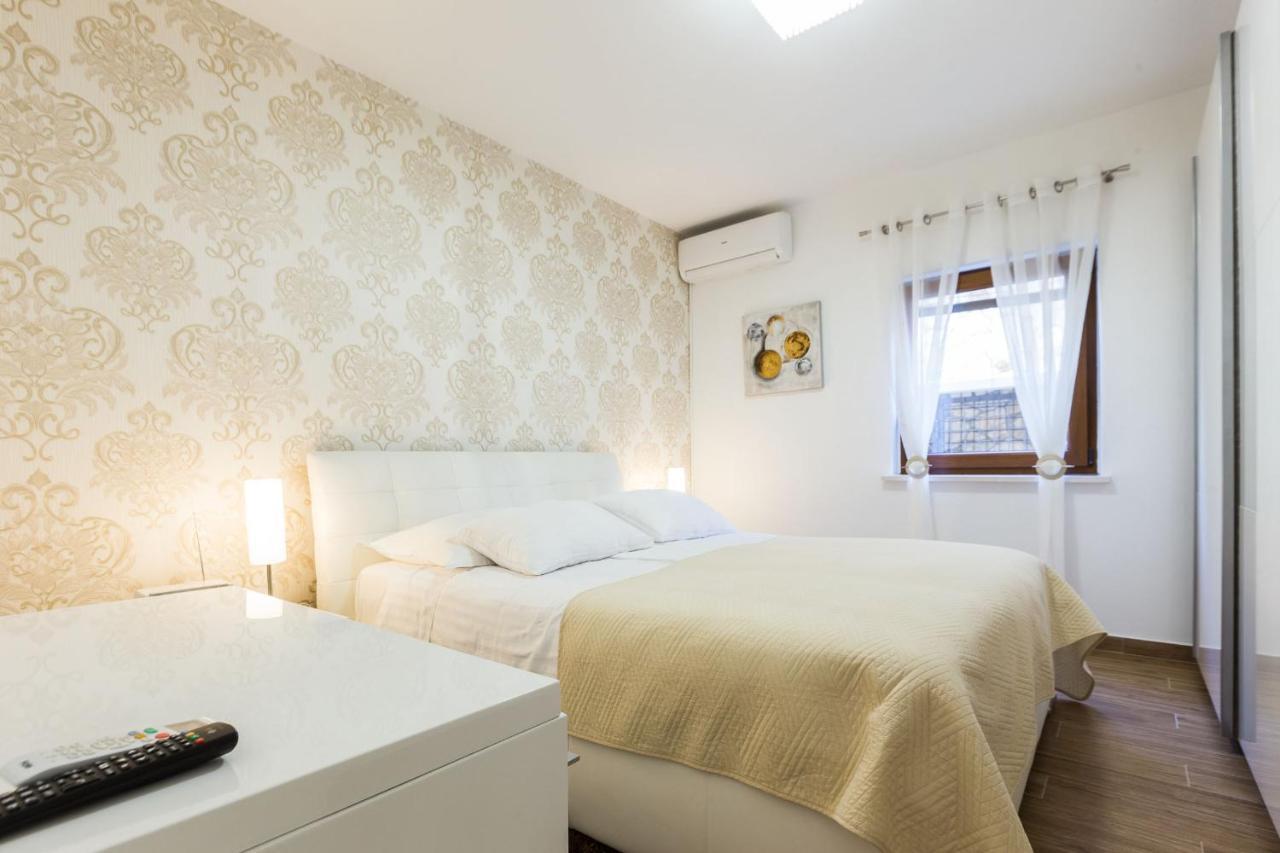 Villa Tina With Swimming Pool, Tennis Court, Games Room, Sauna, Gym, Bbq Policnik 外观 照片