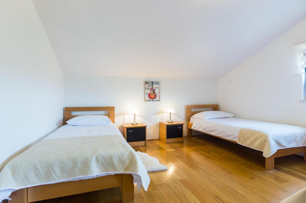 Villa Tina With Swimming Pool, Tennis Court, Games Room, Sauna, Gym, Bbq Policnik 外观 照片