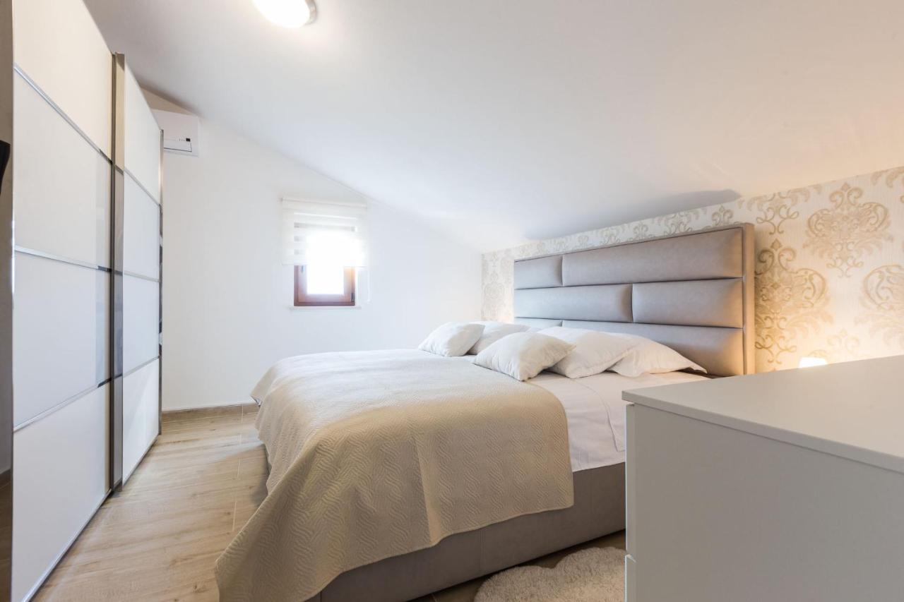 Villa Tina With Swimming Pool, Tennis Court, Games Room, Sauna, Gym, Bbq Policnik 外观 照片